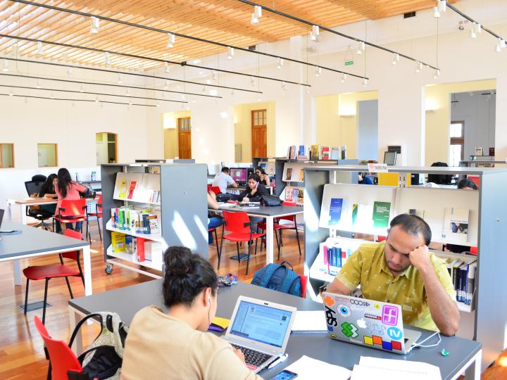 Archivo:Sala COLECCION GENERAL Biblioteca de Antofagasta.jpg