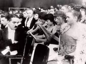 Archivo:Chaplin en A Night in the Show (Charlot en el teatro).jpg