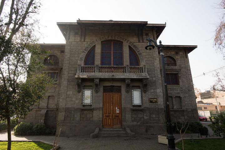 Archivo:Fachada Teatro Huemul1.jpg