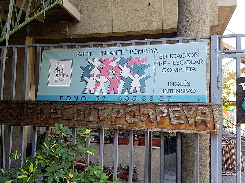Archivo:Nuestra Sra de Pompeya-jardin infantil.jpg