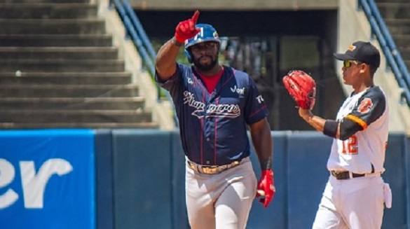 Archivo:Yoel Yanqui Con los Marineros de Carabobo Venezuela.jpg