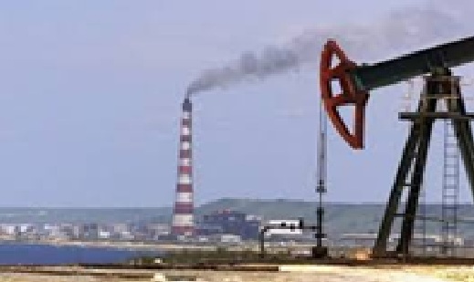 Archivo:Pozo de petróleo y al fondo la CTE.jpg