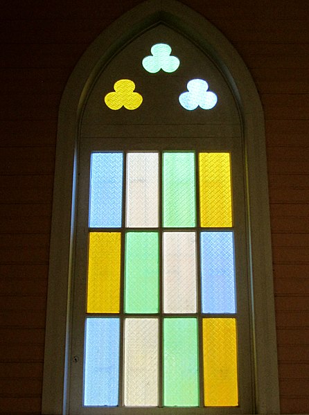 Archivo:Ventana de vitrales Puerto Varas Iglesia luterana.jpg