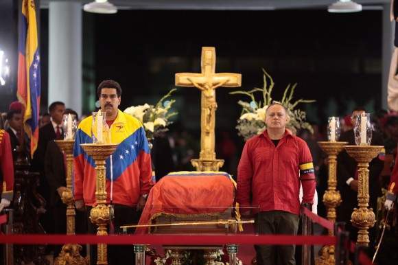 Archivo:Maduro-cabello-guardia-de-honor-chávez.jpg