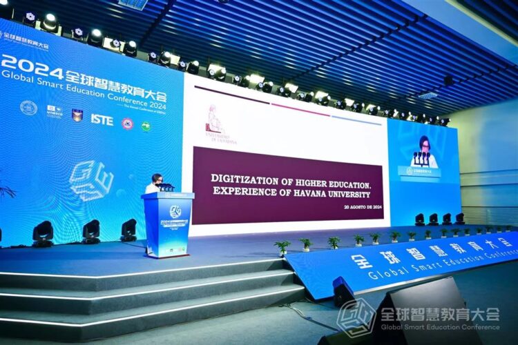 Archivo:Conferencia UH en China.jpg