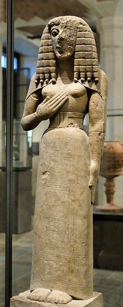 Dama de auxerre louvre .jpg