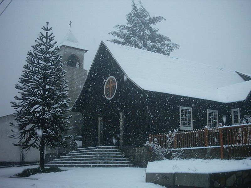 Archivo:Nieve en la Parroquia Curarrehue.jpg