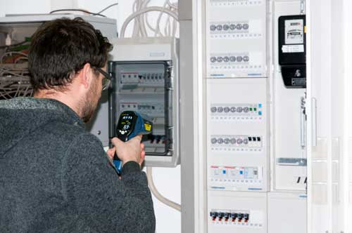 Uso del PCE-895 para controlar la temperatura en un armario de fusibles
