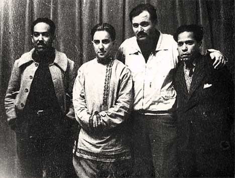 Nicolás Guillén y Ernest Hemingway (primero y segundo por la derecha, respectivamente) en La Habana, con otros personajes de la cultura. Nicolás Guillén y Ernest Hemingway (primero y segundo por la derecha, respectivamente) en La Habana, con otros personajes de la cultura.