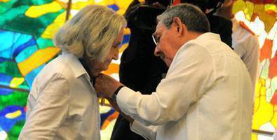 Fina García Marruz recibiendo el 28 de abril de 2013, de manos del General de Ejércitos Raúl Castro Ruz, la Orden José Martí.