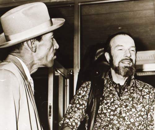 Joseíto y el cantautor folclórico estadounidense Pete Seeger, en la ciudad de La Habana.