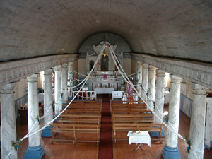 Archivo:Interior, iglesia de Chelín.jpg