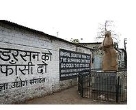 Monumento en memoria de las víctimas.JPG