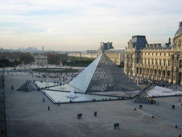 Archivo:Paris-louvre.jpg