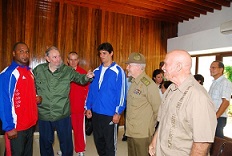Conversación de Fidel con combatientes moncadistas artemiseños en su visita al Mausoleo el 24 de julio del 2010.jpg
