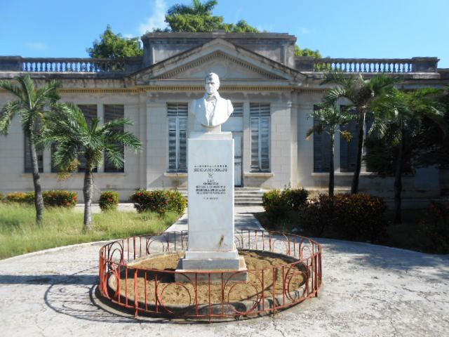 Archivo:Busto a José de la luz y Caballero.jpg