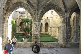 Archivo:Catedral de Narbona3 Patio.jpeg