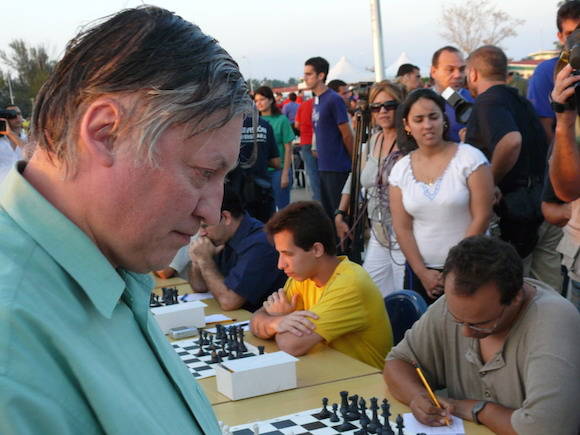 Archivo:Karpov en simultánea en Santa Clara (2004).jpg
