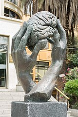 Archivo:Monumento Homenaje a la Neurocirugía,Providencia.jpg