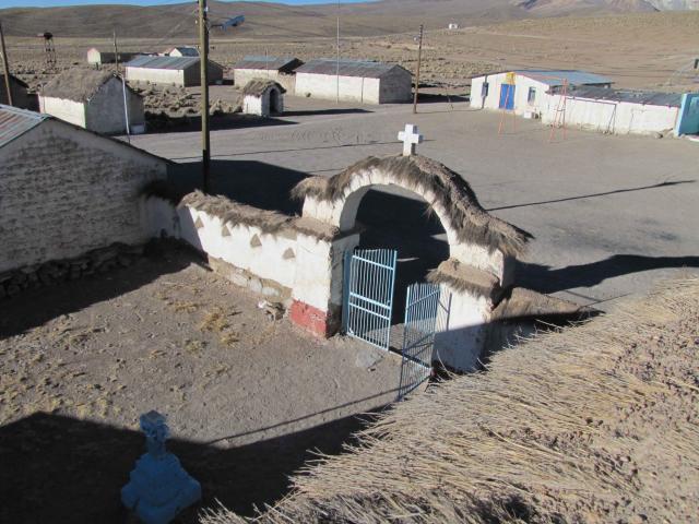 Archivo:Vista del entorno iglesia de Caquena.jpg
