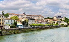 Ciudad a orillas del rio charente.jpg
