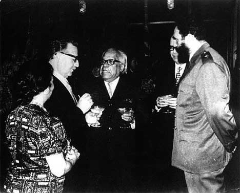 Nicolás Guillén (al centro), junto al presidente chileno Salvador Allende y al mandatario cubano Fidel Castro. Nicolás Guillén (al centro), junto al presidente chileno Salvador Allende y al mandatario cubano Fidel Castro.