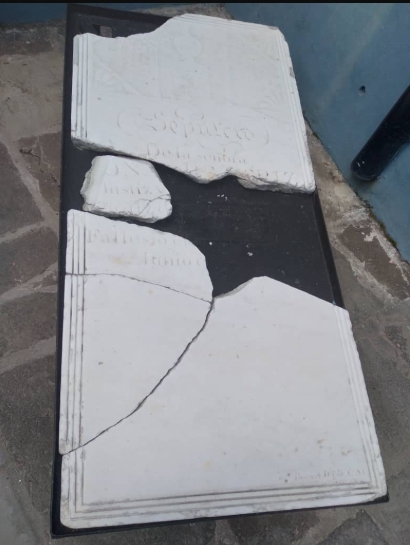 Archivo:Lápida sepulcral.jpg