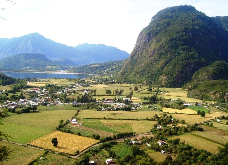 Archivo:Pueblo Llifén a orillas del Lago Ranco.jpg
