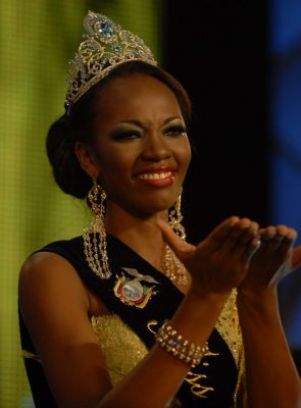 Archivo:Tras su coronacion como Miss Ecuador 2010.jpg