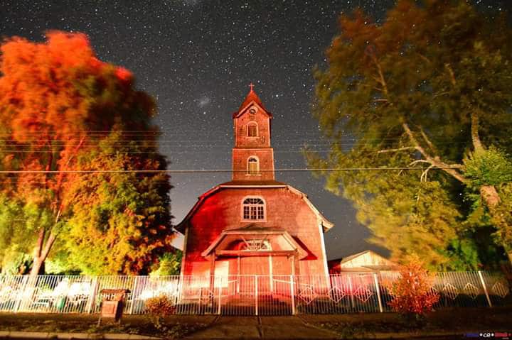 Archivo:Iglesia-de-noche, Reumén.jpg