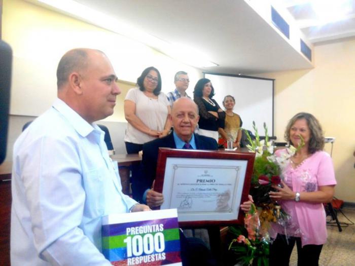 Archivo:Orlando Valls-Premio al Merito Cientifico.jpg