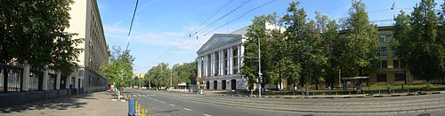 Vista panorámica que muestra la calle Kraznokazarmennaya con el edificio administrativo a la izquierda y el edificio central docente a la derecha.