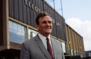 Don-Revie-frente-al-estadio-del-Leeds-United-300x195.jpg