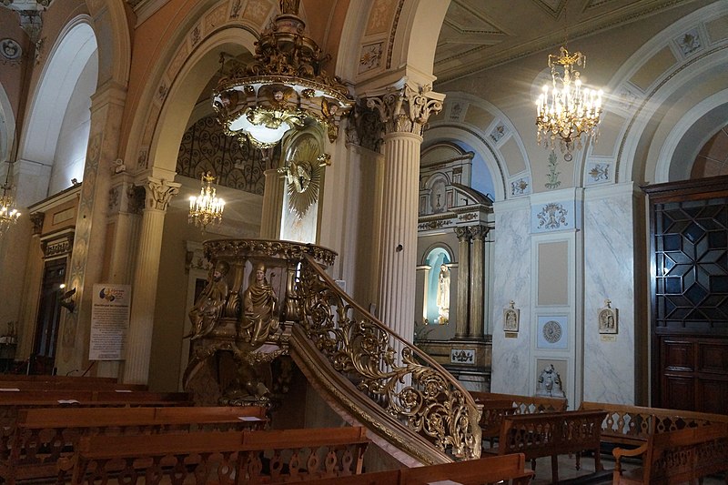 Archivo:Iglesia de Las Agustinas escalera interior.jpg