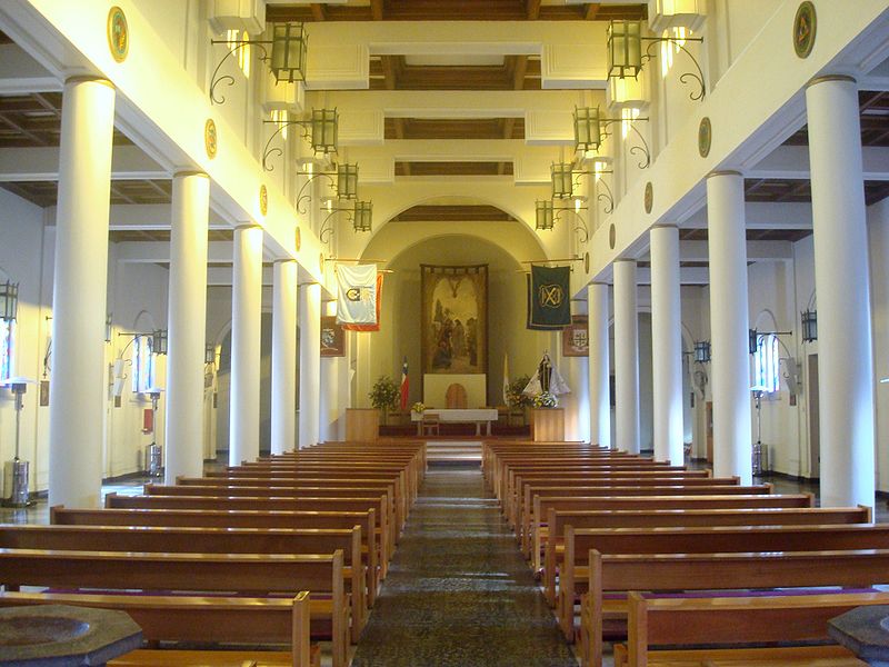 Archivo:Interior Catedral Castrense de Chile.jpg