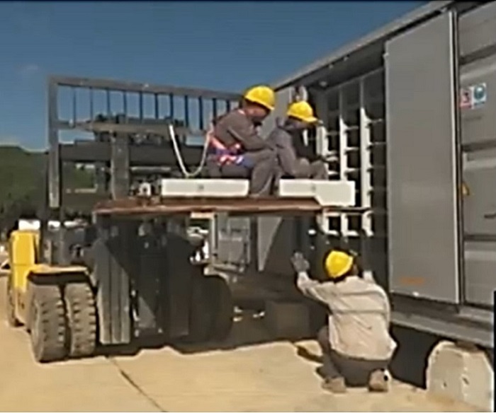 Archivo:BESS Instalando sistema BESS en Cotorro.jpg