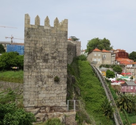 Archivo:Muralla-de-oporto.jpg