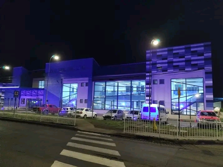 Archivo:Vista del Hospital de Carahue de noche.jpg