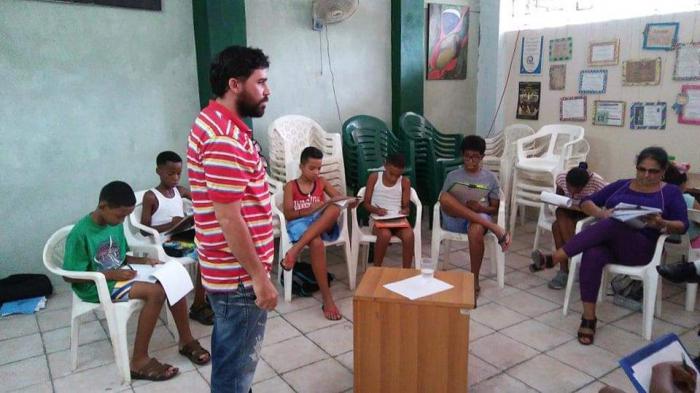 Archivo:Maisel López entrena niños.jpg