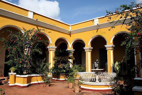 Archivo:Patio palacio canteros.jpg