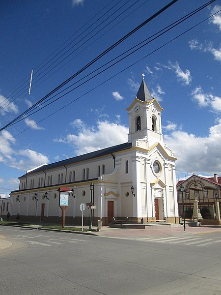 Archivo:Parroquia María Auxiliadora Natales.jpg