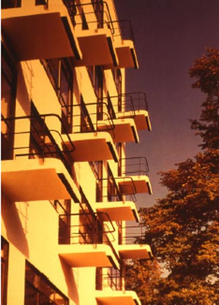 Archivo:Alojamiento Losas voladizas en fachada dormitorios.jpg