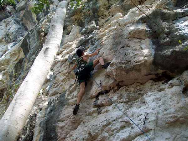 Archivo:Escalada-cueva-penasco.jpg