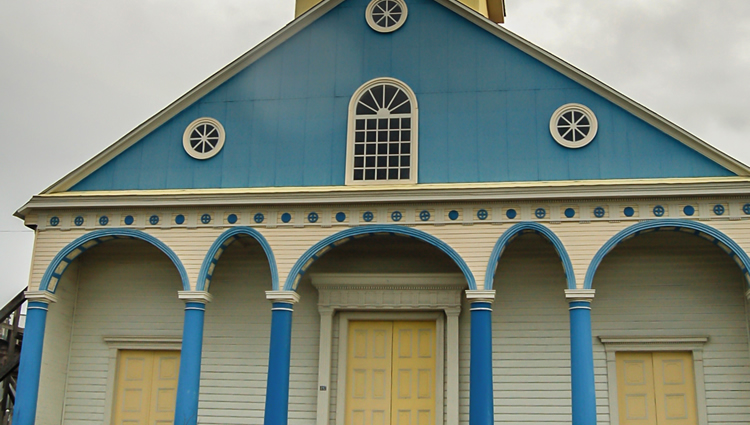 Archivo:Detalles en la fachada, iglesia chonchi-02.jpg