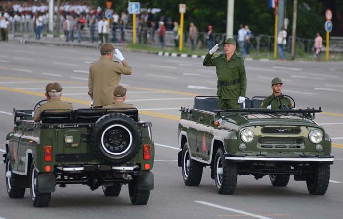 Archivo:Desfile 60FAR 0001.jpg