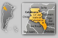 A la izquierda, ubicación de Catamarca en el noroeste argentino; a la derecha, ubicación de la capital, San Fernando del Valle de Catamarca, dentro de la provincia de Catamarca.