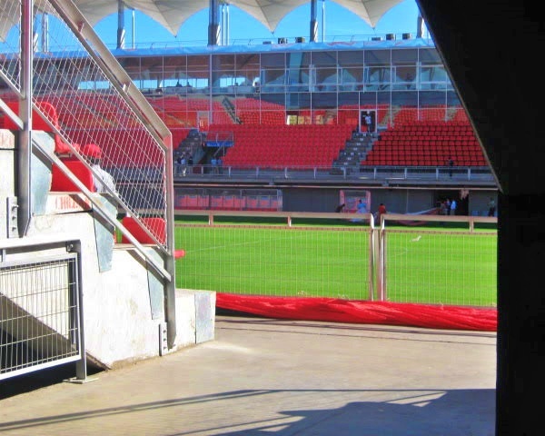 Archivo:Acceso al sector Andes del Estadio Nelson Oyarzún 2009.jpg