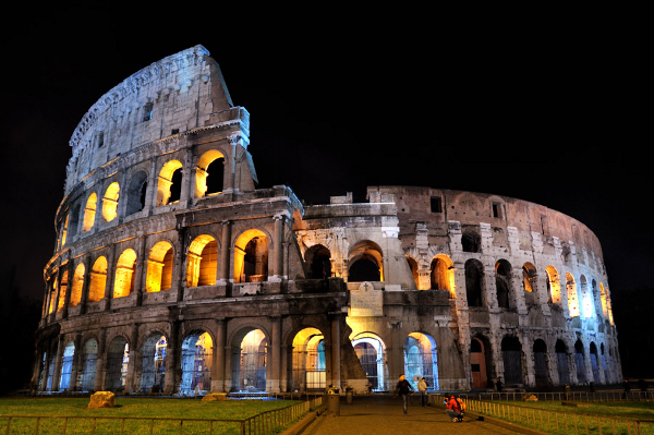 Archivo:Coliseo-roma-noche.jpg