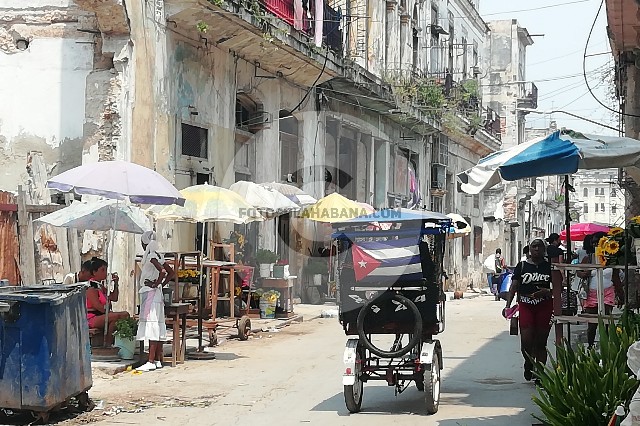 Archivo:Calle-Salud Habana-Cuba.jpg