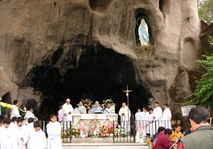 Archivo:Misa en Gruta Lourdes.jpg